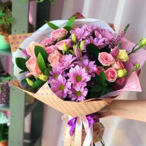 Сборный букет с хризантемой и розой в упаковке R1226