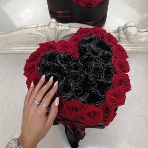 Сердце с черными розами R835