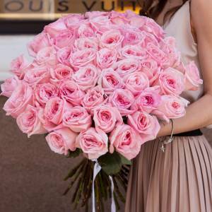 Букет из 51 пионовидной розовой розы с лентами R145