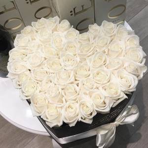 35 крупных белых роз в форме сердца R155