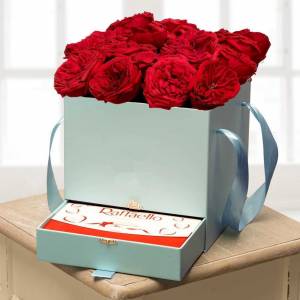 Коробка 15 пионовидных роз и рафаэлло R746